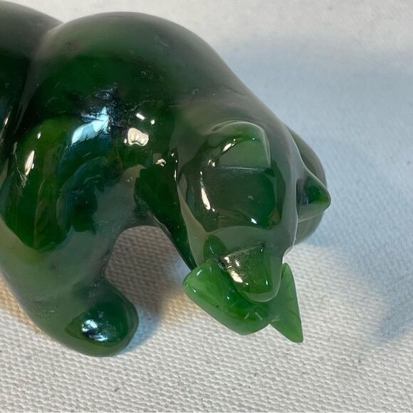 Canadian Nephrite Jade majestic Grizzly Bear with fish sculpture - Picture 4 of 17